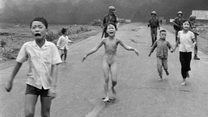 ‘Garota Napalm’, famosa mundialmente por foto na Guerra do Vietnã, passa por último tratamento de pele depois de 50 anos
