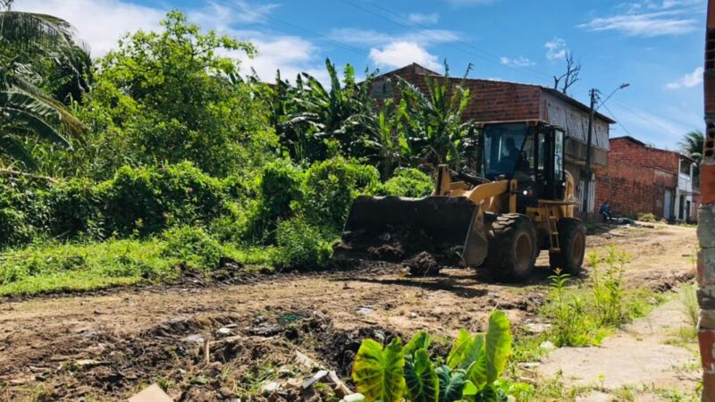 Prefeitura de Fortaleza realiza serviços de limpeza e capinação em 12 ruas da Regional 5