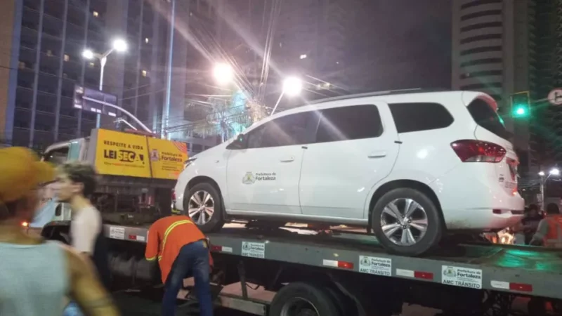 Carro da Prefeitura de Fortaleza é rebocado por atrapalhar passagem de trio na parada pela Diversidade Sexual