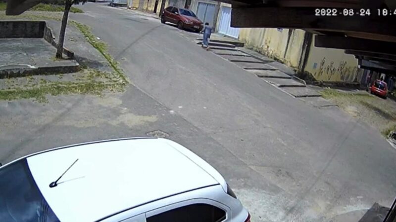 Mulher agride assaltante e evita roubo aos gritos em Fortaleza: ‘sem vergonha’
