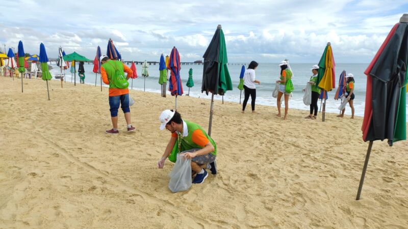 Seuma realiza mutirão na Praia do Futuro durante o Dia Mundial de Limpeza de Praias, Rios e Lagoas