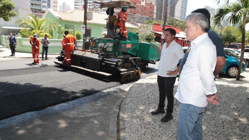 Prefeito Sarto vistoria obra de recapeamento asfáltico na Torres Câmara