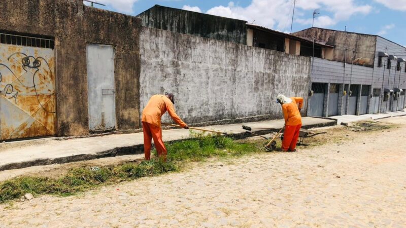 Prefeitura de Fortaleza realiza mutirão de capinação e limpeza em bairros da Regional 5