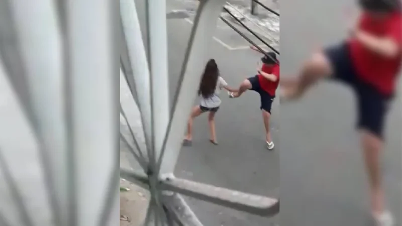 Homem agride mulher com socos e chutes em rua de Fortaleza: ‘Meu amor, você vai me matar’