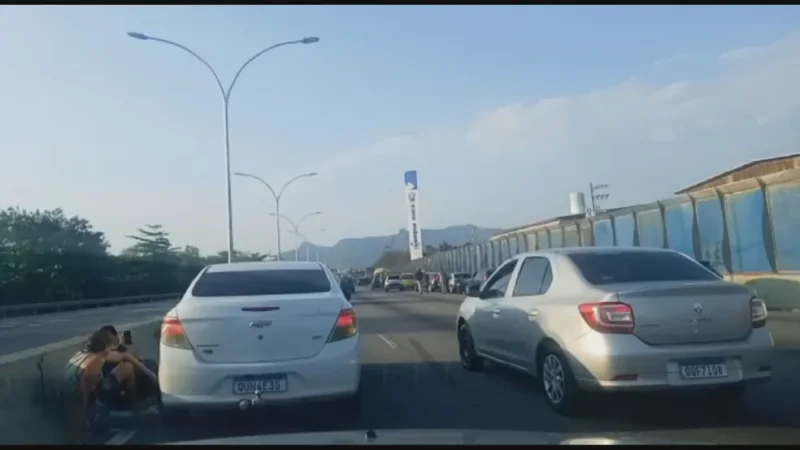 Confrontos na Maré fecham vias expressas no Rio e deixam motoristas e moradores na linha de tiro; três morreram