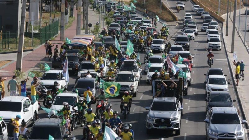 Apoiadores de Bolsonaro promovem carreata no último dia de campanha em Fortaleza neste sábado (29)