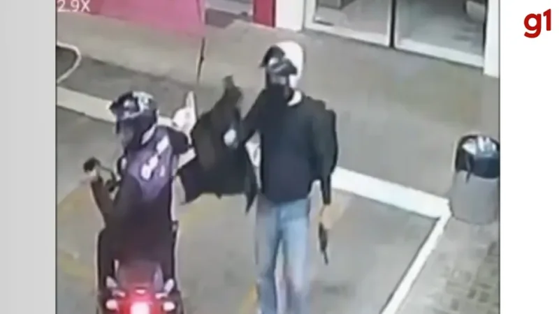 Vigilante é salvo por colete à prova de balas após assaltantes atirarem duas vezes contra ele em Fortaleza; vídeo