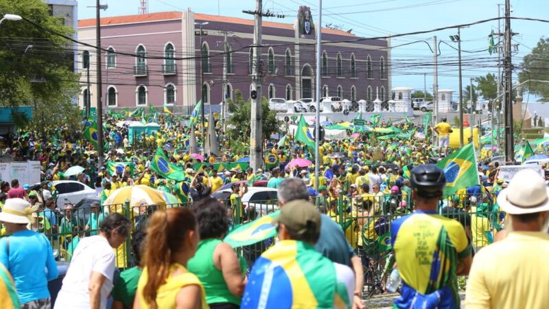 Manifestantes bolsonaristas fazem ato em frente a quartel no Centro de Fortaleza