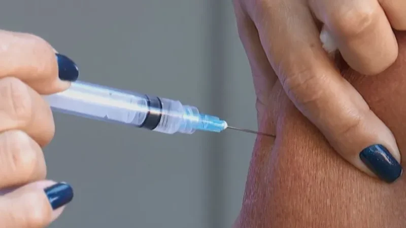 Anvisa deverá aprovar nesta terça uso emergencial de duas novas vacinas bivalentes contra a Covid