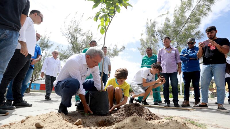 Prefeito José Sarto visita obras da Praça da Paz Dom Hélder Câmara e anuncia plantio de 200 árvores de grande porte no local