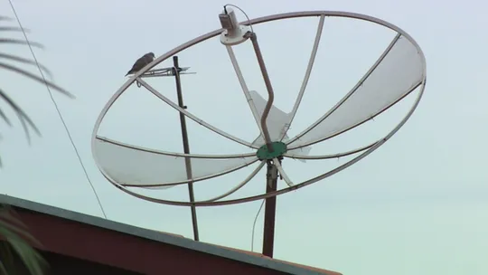 5G afeta sinal de TV na parabólica antiga; guia traz tudo sobre a mudança e quem pode pedir nova antena gratuita