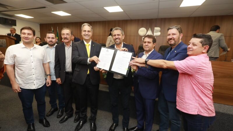 Em primeiro evento externo oficial, governador Elmano de Freitas sanciona Lei do Piso Salarial da Advocacia