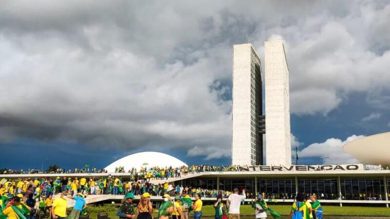 Camilo Santana e Elmano se posicionam sobre invasão em Brasília: ‘o Brasil não vai permitir’