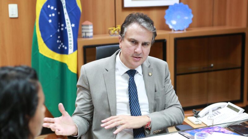 Piso dos professores: Camilo Santana diz que fará mesa de negociação entre prefeitos e professores