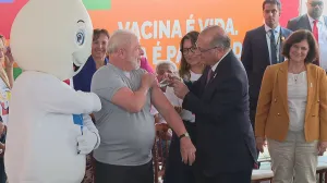 Alckmin vacina Lula com dose de reforço contra Covid-19 no lançamento do Movimento Nacional pela Vacinação