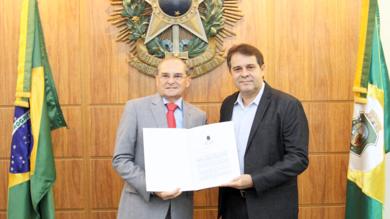 Presidente do TJCE entrega na Alece projeto que busca dar celeridade a processos