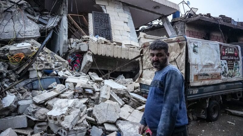 Cresce número de mortos em terremoto na Turquia e na Síria; frio dificulta buscas por sobreviventes