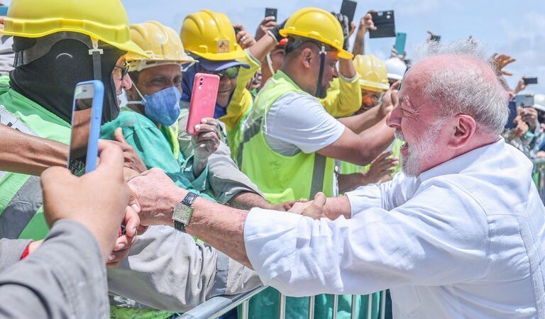 Presidente anuncia salário mínimo de R$ 1.320 a partir de maio e isenção do IR para quem recebe até R$ 2.640