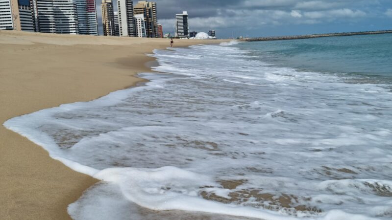 Boletim de Balneabilidade da Semace aponta 12 trechos de praias de Fortaleza estão próprios para banho