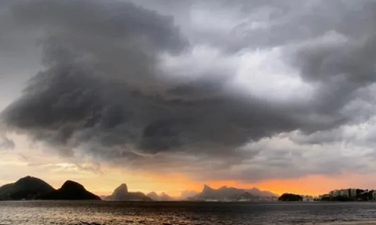 Dia abafado e com chuva forte em muitas Regiões do Brasil