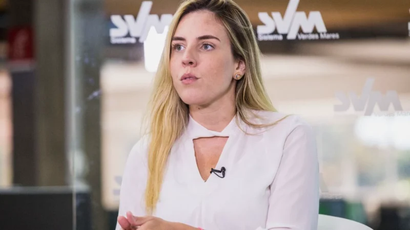 Com viagem de Elmano, Jade Romero assume o comando do Estado pela primeira vez desde a posse