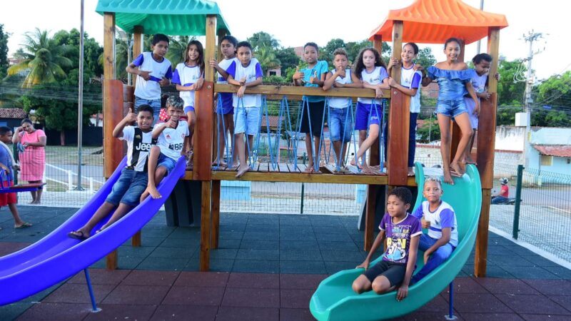 Comunidade de Batateiras, no Crato, recebe brinquedopraça com academia ao ar livre