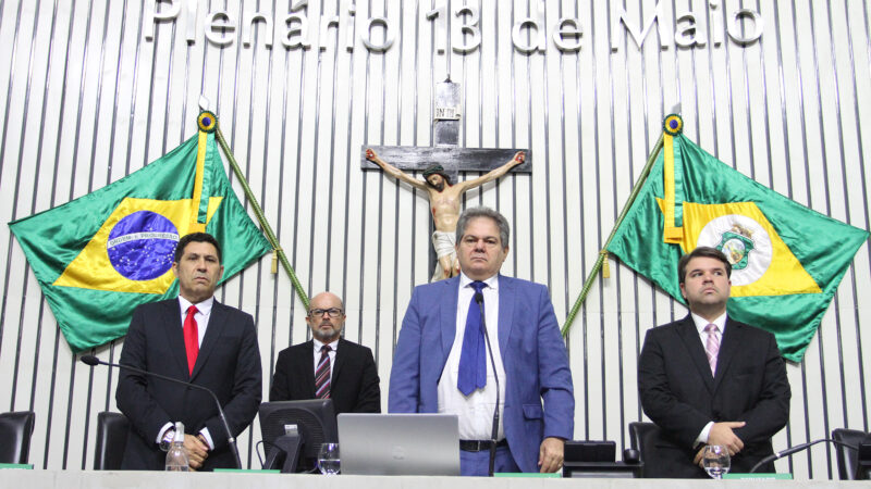 Plenário presta minuto de silêncio por solicitação de deputados