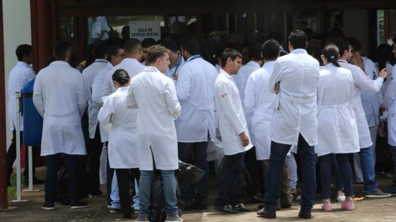Como as decisões políticas impactam na abertura de novas vagas e cursos de Medicina no País