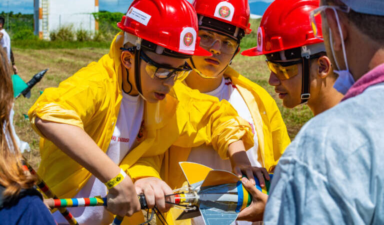 Equipe do CMCB faz foguete voar quase 300 metros e bate recorde estadual