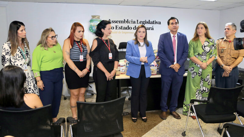Alece recebe doações de alimentos da Uninta para campanha Repartir a Partir de Agora
