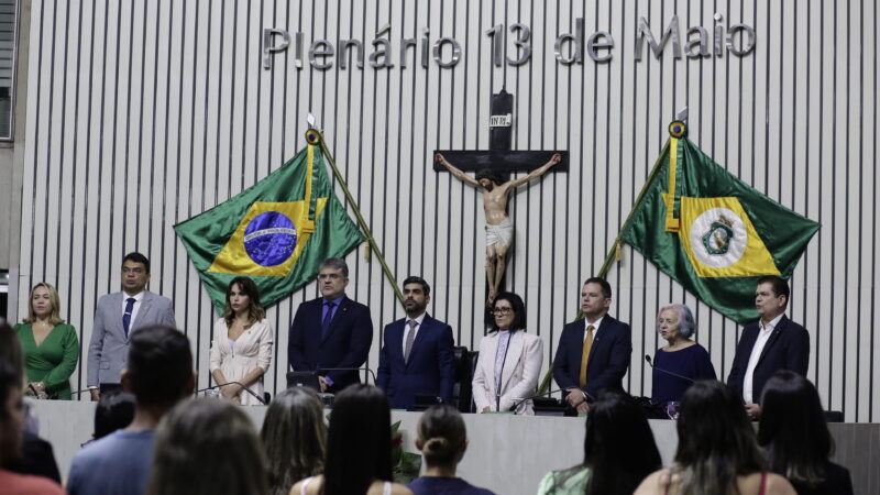 Alece homenageia profissionais da enfermagem em solenidade