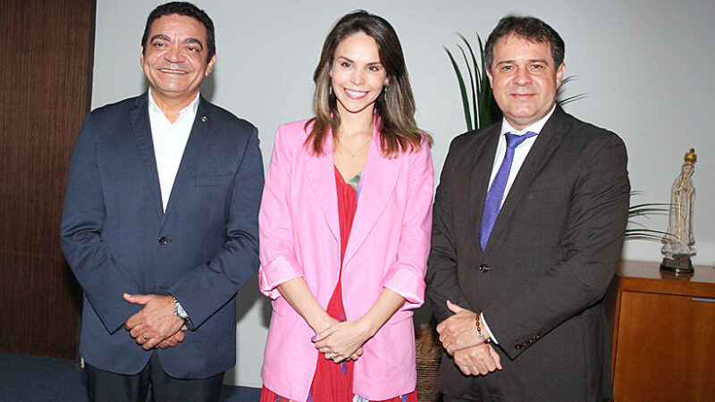Presidente da Assembleia, Unipace e reitor da Uece debatem oferta de cursos