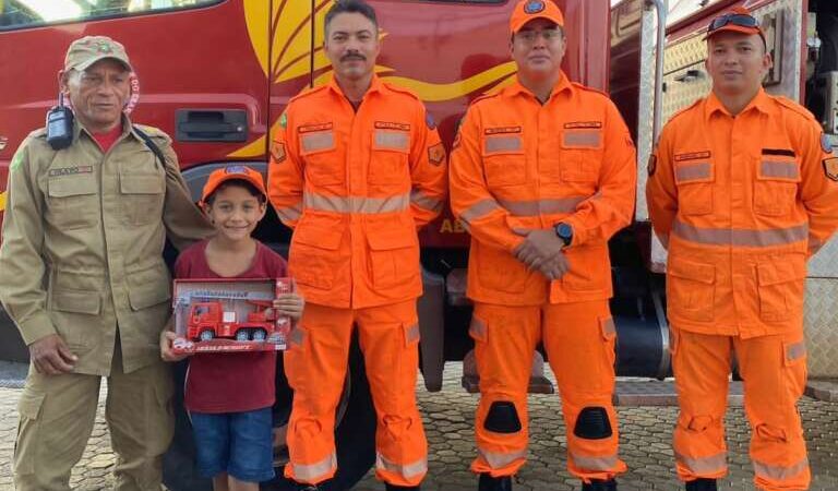 Bombeiros militares realizam sonho de criança com aniversário surpresa em Sobral