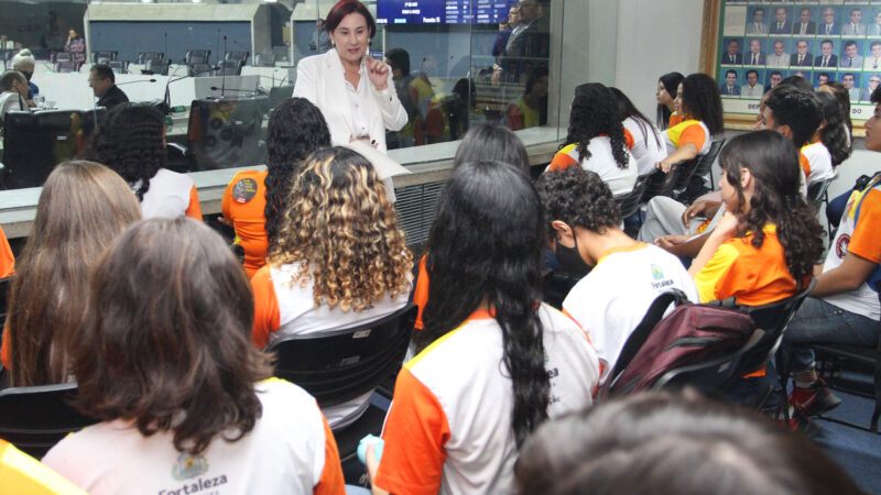 Alunos das Escolas Antonieta Cals e da Paróquia da Paz visitam a Alece