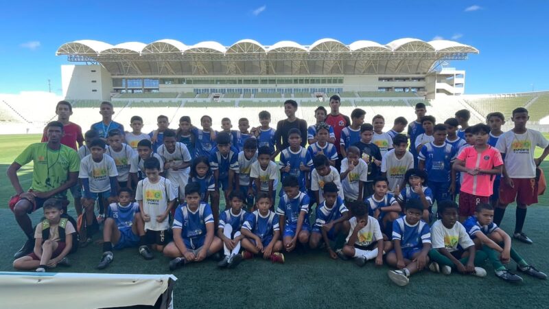 65 alunos do Projeto Esporte em 3 Tempos visitaram a Arena Romeirão
