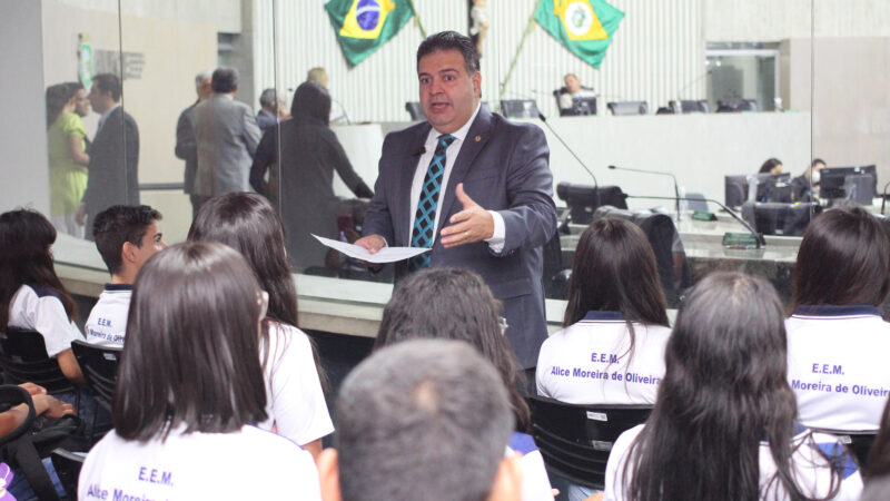 Alunos de Caucaia e Maracanaú visitam as dependências da Assembleia
