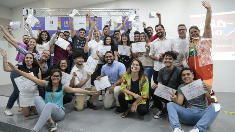 Participantes de cursos do Juventude Digital recebem certificados