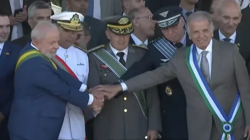 Lula participa de desfile do 7 de Setembro com Zé Gotinha e pose com chefes das Forças Armadas