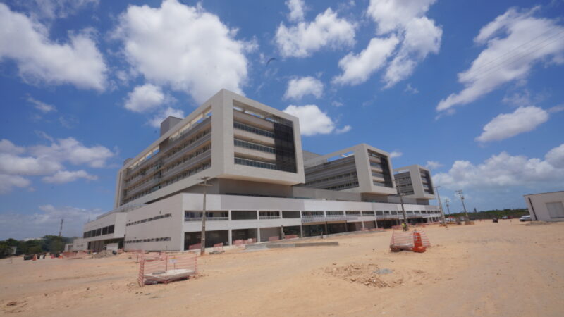 Governador Elmano de Freitas realiza vistoria na reta final de obras do prédio do Hospital Universitário do Ceará