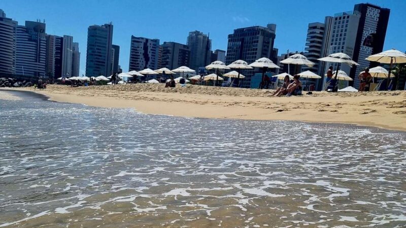 Praia do Futuro e mais 14 trechos estão próprios para banho de mar neste feriadão, em Fortaleza