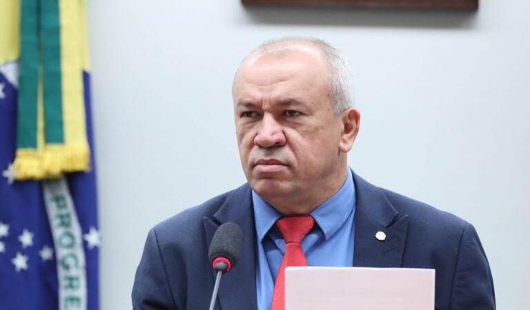 Comissão aprova projeto que doa helicópteros da Polícia Federal para o Paraguai