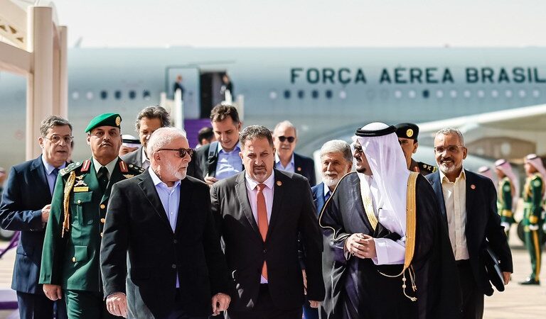 Presidente Lula chega à capital da Arábia Saudita em busca de investimentos para o Brasil