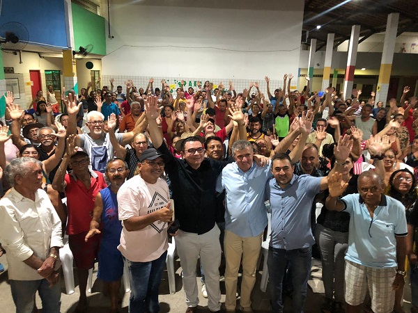 Famílias da comunidade do Planalto Vitória, no Canindezinho, recebem informações sobre o processo do papel da casa