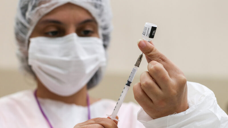 Prefeitura de Fortaleza inicia aplicação da dose de reforço da vacina bivalente para idosos e imunocomprometidos acima de 12 anos