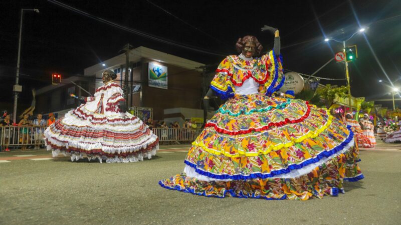 Segundo dia de desfiles de Maracatu no Carnaval de Fortaleza lota Domingos Olímpio