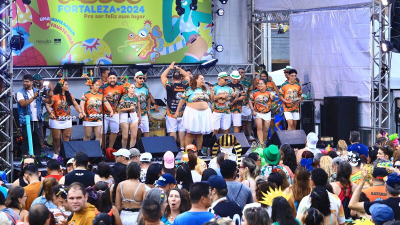 Foliões lotam Mercado dos Pinhões no último dia de Carnaval