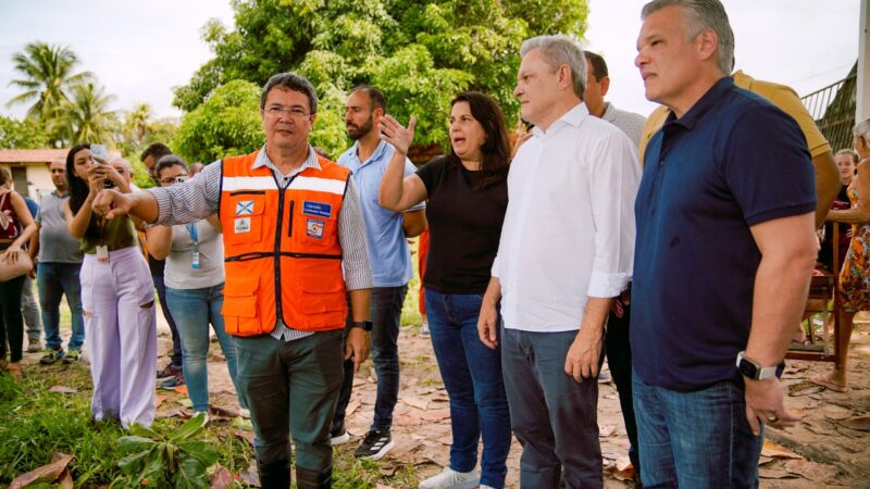 Prefeito José Sarto fiscaliza ação de limpeza no Canal da Palmeirinha, no bairro Curió