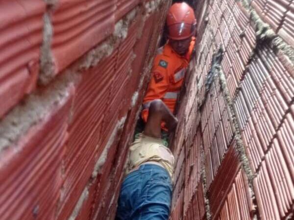 Corpo de Bombeiros resgata idoso preso entre duas paredes no interior do estado