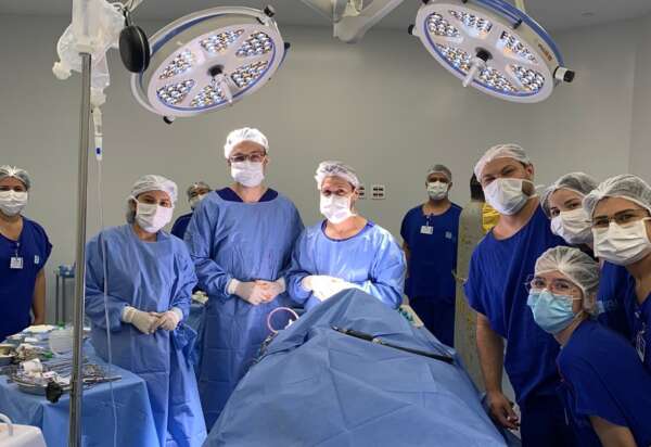 HRVJ realiza cirurgia inédita para retirada de tumor na coluna lombar de paciente