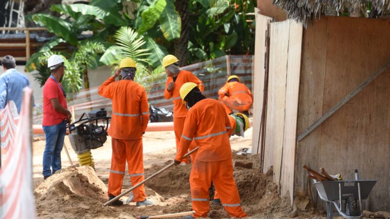 Cagece desenvolve ações para conter o avanço do mar sobre as redes de esgoto em Jericoacoara